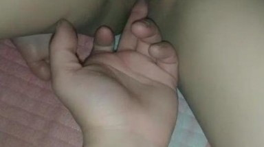 【95小情侣】，刚毕业的学生情侣，深夜男朋友掀开被子舔穴，睡梦中醒来求插入，小姐姐这下失眠了一直挑逗