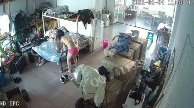 黑客破解网络摄像头监控偷拍 午休老板和年轻漂亮女秘书在仓库兼宿舍的双层床上激情做爱