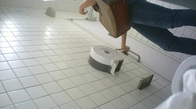 商场女厕偷拍 眼镜美女站着尿 这姿势也太牛B了