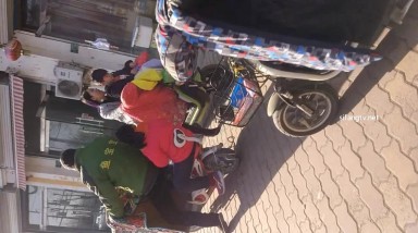 潜入学校门口公厕偷拍来接孩子的少妇