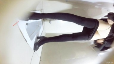 高质量高画质偷拍女厕，大冬天的，高颜值高挑身材的美丽空姐如厕偷拍，大长腿厚丝袜，各种走位拍