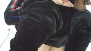 最新前镜偷窥漂亮少妇嘘嘘 爱运动的大姐尿尿就是有力 尿花四溅 自己鞋子上 镜头上到处都是