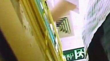 无内裙底偷拍之超市收款台抄底没穿内裤的少妇 这B毛太刺激了