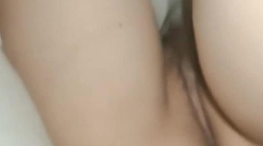 无内裙底偷拍之 邻家女孩遛狗回来 趁机偷拍裙底 裙内居然真空 收获甚大