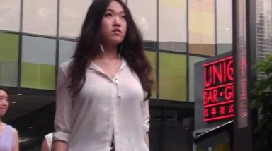 无内裙底偷拍之偷拍极品闷S型美女碎花裙黄高跟逛街不穿内裤