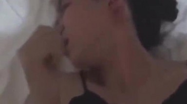 害羞少妇 穿着开档小内内 不让开灯 还不让拍脸 一爽就放松了警惕 无毛鲍鱼粉嫩