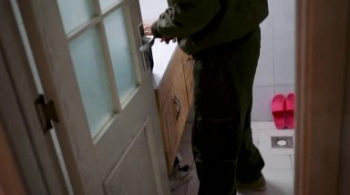 国产剧情独居女模特家中没水找物业工作人员修结果来的是个变态男偸配了她家房门钥匙入室强行勒晕扒光玩弄啪啪