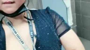 风骚少妇路边公测勾搭蹲坑大哥，直接在厕所啪啪，漏奶子诱惑口交大鸡巴，直接让大哥爆草抽插公测内浪叫呻吟