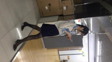 商场女厕偷拍 逼比人美的好身材的黑丝美女销售