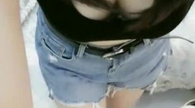 还在读大学的极品清纯妹子，被校园网贷高利贷所逼，只能下海挣钱还债，这个大叔太性运了，下面很紧 惊喜的是可以无套内射她