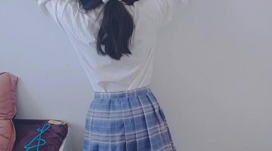 JK妹子做错事了，自己自拍打屁股视频认错