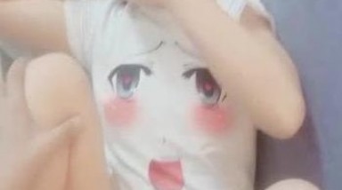 把远房亲戚表妹给搞了，来城市找不到工作，寄宿在俺家，无套进入她还有点害羞喽！