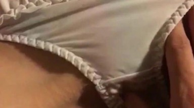 变态小弟趁表姐睡着抽插抚摸 还是无毛白虎嫩逼 无视旁边睡着的表姐夫 刺激无比 高清720P版