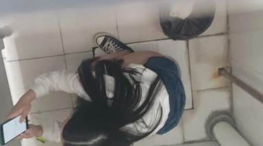 女厕最新女厕厕拍学校偷拍校花壮胆尾随某艺术班学委上厕所