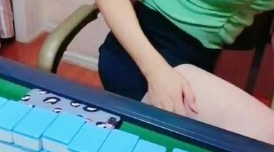 勾搭麻将牌友，直接掏出大鸡巴诱惑她口交，麻将桌上扒了衣服直接草，干到沙发上各种抽插，无套直接内射好骚