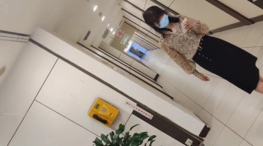 极品厕拍女厕偷拍 牛逼大神徒手接尿 办公楼高级女白领身材非常棒的美女嘘嘘