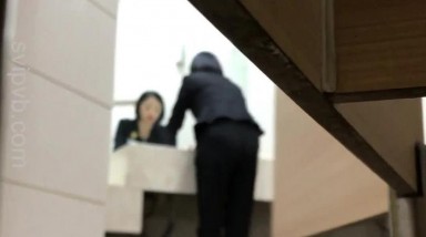 胆大包天坑神商场医院直闯女厕现场实拍超多小姐姐大小便最屌的是局部特写镜头都要碰到B (15)