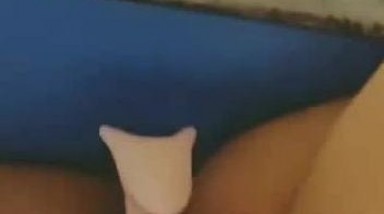 骚货老师上课的时候不穿内裤，骚逼里面还插了跟自慰棒，也不怕教坏小朋友