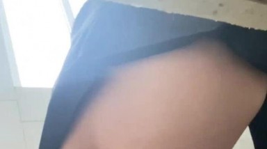 大神女厕偷拍超近距离贴B拍，差点就被美女发现了，好险呐！