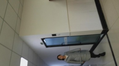 潜入办公楼女厕近距离偷拍美女职员的小嫩B