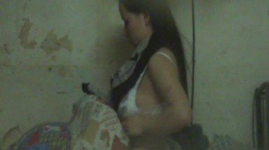 房东偷窥一家三口吃喝拉撒都在一屋里的打工家庭妈妈给坐在浴盘的女儿搓澡