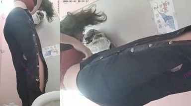 双镜头同步偷拍 表演劲舞的妹子怕等会跳舞会走光,在厕所给自己上双保险,胸罩里面又贴了一对隐形胸罩