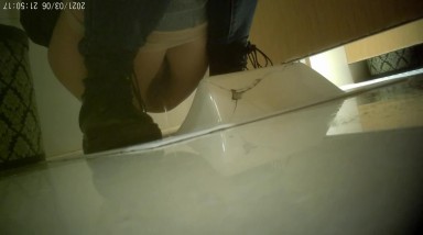 坑神潜入国内某餐饮连锁店女洗手间多机位偸拍气质高颜小姐姐方便有极品B无水2K原档