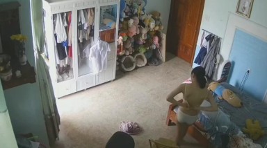 家庭摄像头偷窥漂亮美眉换衣服 大白天开着门 你说她是怕别人看到呢还是希望被人看到