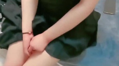 初夜开苞4.5  学生妹卖掉处女身 露脸非常青春极具妙感 紧致一线天裂缝嫩鲍 奶子都是粉的 夹得好紧内射浓汁