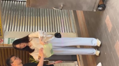 餐厅女厕偷拍陪男朋友一起来吃饭眼镜小姐姐,估计男朋友都不知道她是无毛白虎逼