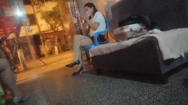 完美视角开着手机电筒偷拍 陕西站街女探花周末夜扫红灯区连草两个站街女刚出道的18岁嫩妹