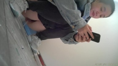 四月新流出隔板女厕前后全景偷拍闺蜜俩结伴来尿尿 一个黑毛B+一个馒头B 4K高清无水印原版