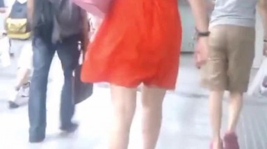 地铁站抄底红裙少妇 没想到竟然不穿内内 我一直跟出了站 高清无水原档