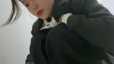 国内厕拍大神商场女厕全景偷拍 制服靓妹对着镜头看