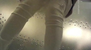 夜店女厕偷拍 漂亮的美女服务生 鲍鱼还是粉嫩的