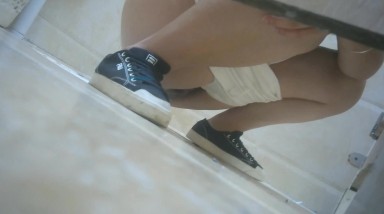 商场女厕偷拍 美女快要憋不住了 捂住BB往前冲