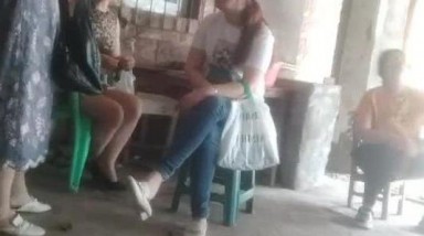 最牛视角站街女偷拍探花《持证无套内射》误入大爷地盘不带套搞了个豹纹熟女阿姨