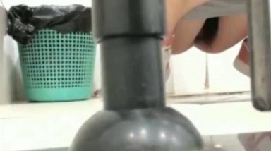 大神潜入艺术学院偷拍漂亮的JK裙妹子 典型的人美B黑