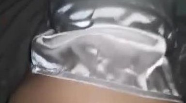 客厅女友跟朋友喝酒，我在卧室疯狂爆操极品朋友妻，还要开门操