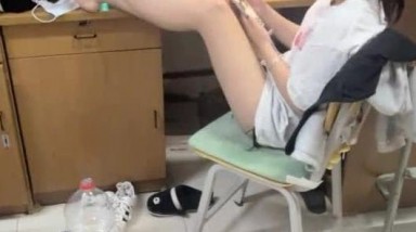 【女大学生宿舍太乱了】，女寝的私密，聊八卦刷手机，厕所拍逼和极品大胸