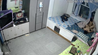 黑客破解家庭网络摄像头偷拍 睡东北大炕年轻夫妻晚上做爱发现忘记关摄像头了用毛巾去盖住