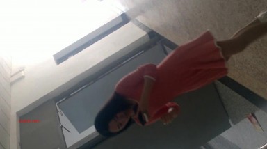 大神潜入大学女厕连拍三位漂亮的小姐姐