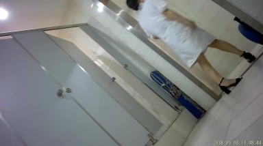 医院女厕厕拍做检查的红高跟美少妇 骚穴被干多了白带真长