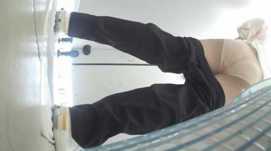 大学女厕全景极品后拍系列 隔间还有同道中人也在偷拍粉色上衣的小迷妹