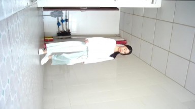 2022电子厂新流出 戴浪琴手表的天然白虎妹子,小穴周围没有杂草与厕所哭泣的小姐姐