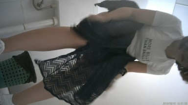 4K电子厂女厕厕拍原版 白衣黑裙小美女身材不错 鲍鱼毛毛有点多