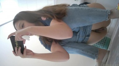 2022五月最新流出 （新品首发）精品全景厕拍【电子厂系列 收尾作品】眼镜美女的性感蕾丝内裤