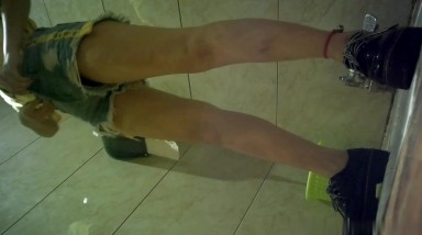 KTV女厕偷拍 萝莉小美女的一线馒头B