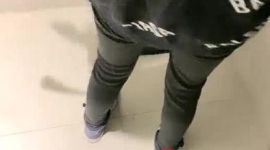 帶著大學女友公共女厕所裏啪啪,在緊張中不斷抽送,不敢大聲講話,很刺激