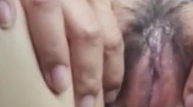 有韵味的熟女妈妈 在车上让你看看她的小秘密 肥美大鲍鱼